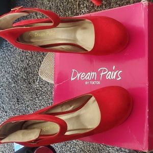 Red heels brand name is Dream Pair by Toetos Size 8.5